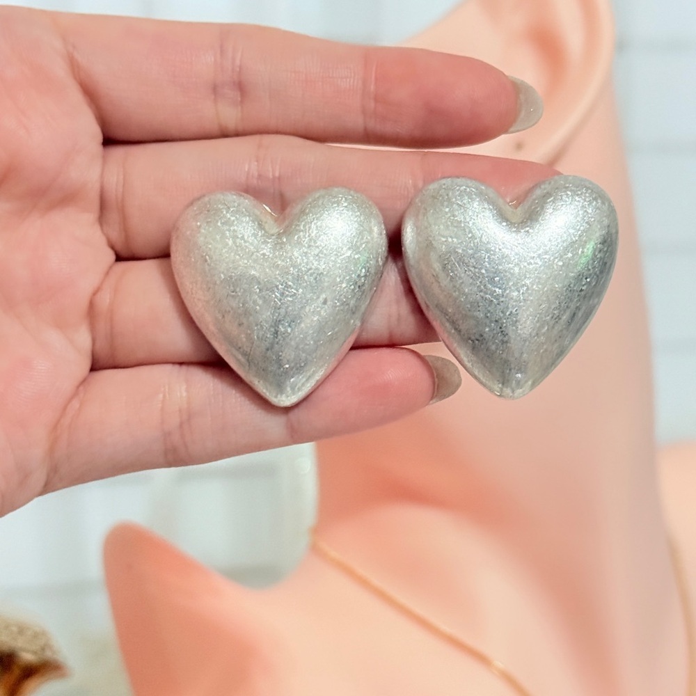 ⚜️ Silver Heart Shaped Earrings - Picture 8 of 8